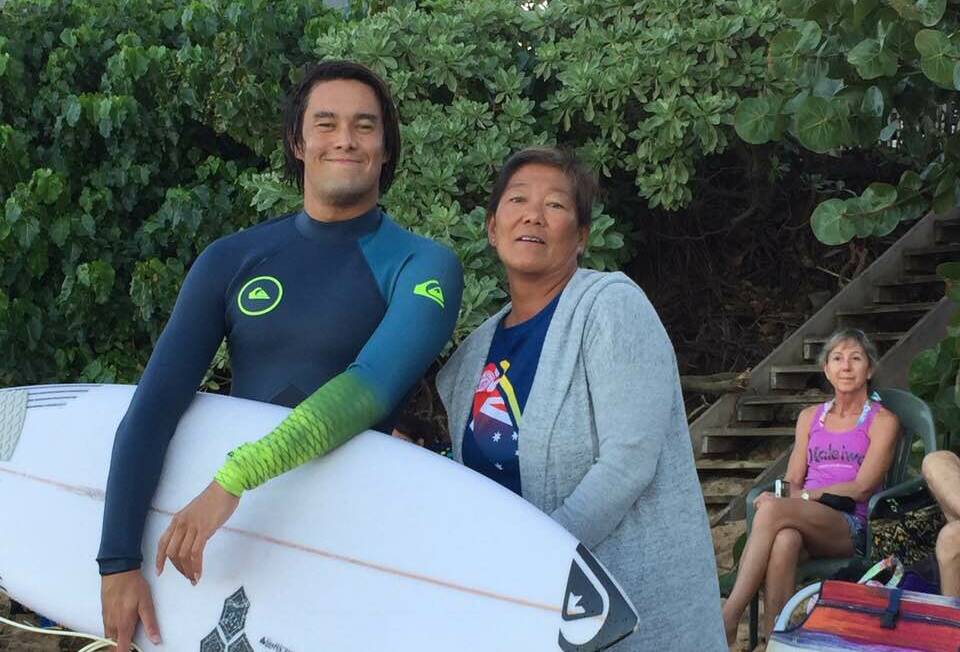 Connor O'Leary with his mother Akemi in Hawaii after his Pipeline third round loss and rookie victory. 