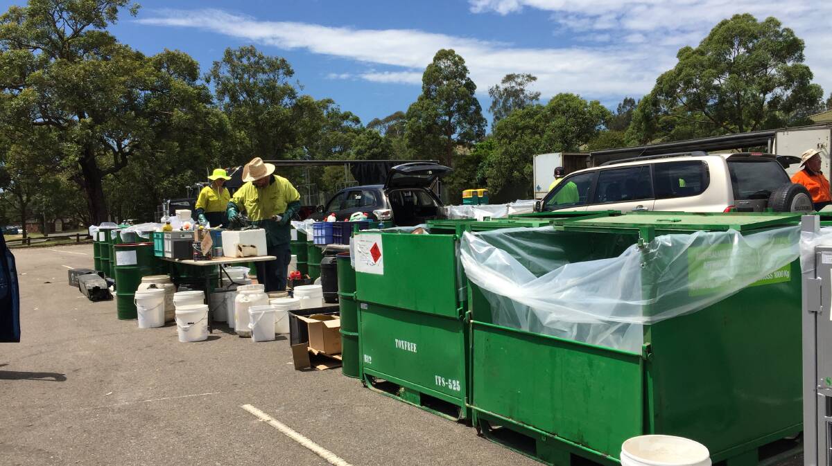 Waste collection: Extremely hot weather was oppressive for the big team of workers.
