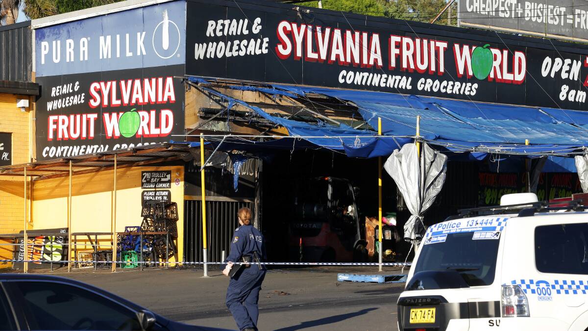 Fire at Sylvania Fruit World overnight. Pictures: John Veage, 9news