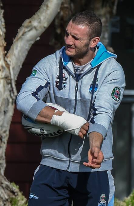 Out: NSW hooker Robbie Farah with his broken hand at Blues training. Picture: Brendan Esposito