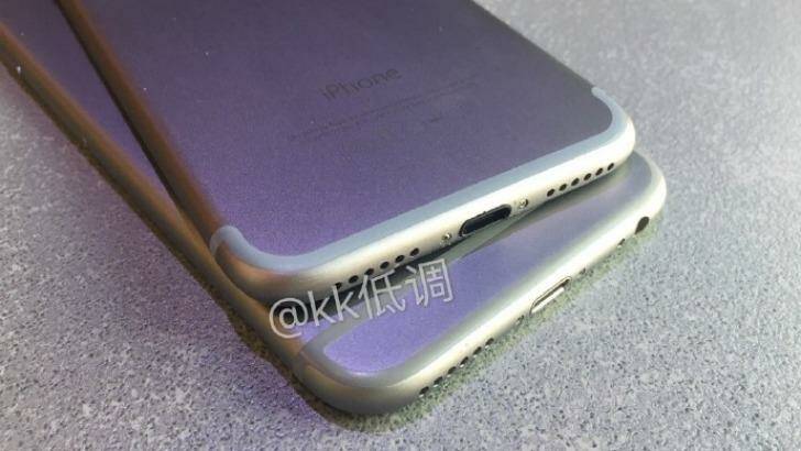 The purported iPhone 7 unit on top of an iPhone 6s. Note the missing headphone jack and redesigned antenna stripes. Photo: Weibo