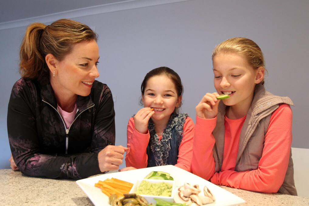 Fussy: Linda Tollis with her kids Charlotte, 10, and Chelsea, 6. New fussy eaters program that Linda has devised.  Picture Chris Lane