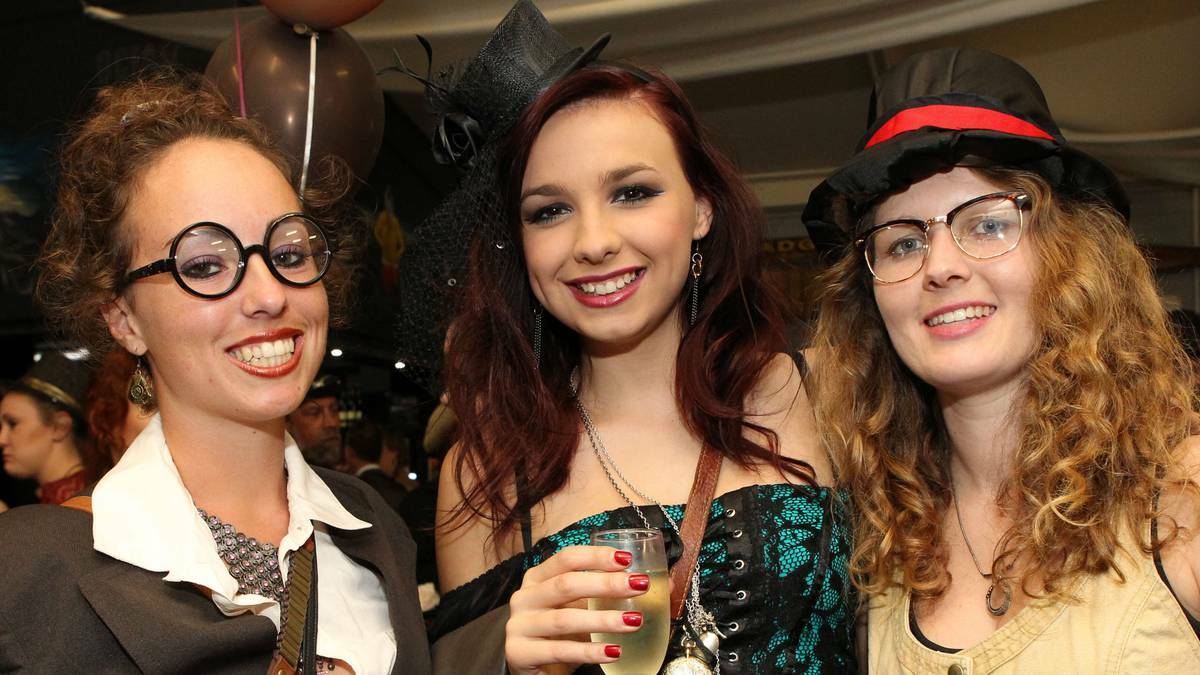 ILLAWARRA MERCURY - Madeline Bow, Emma Rodgers and Nikki Gregory at a joint 21st and 50th birthday party.