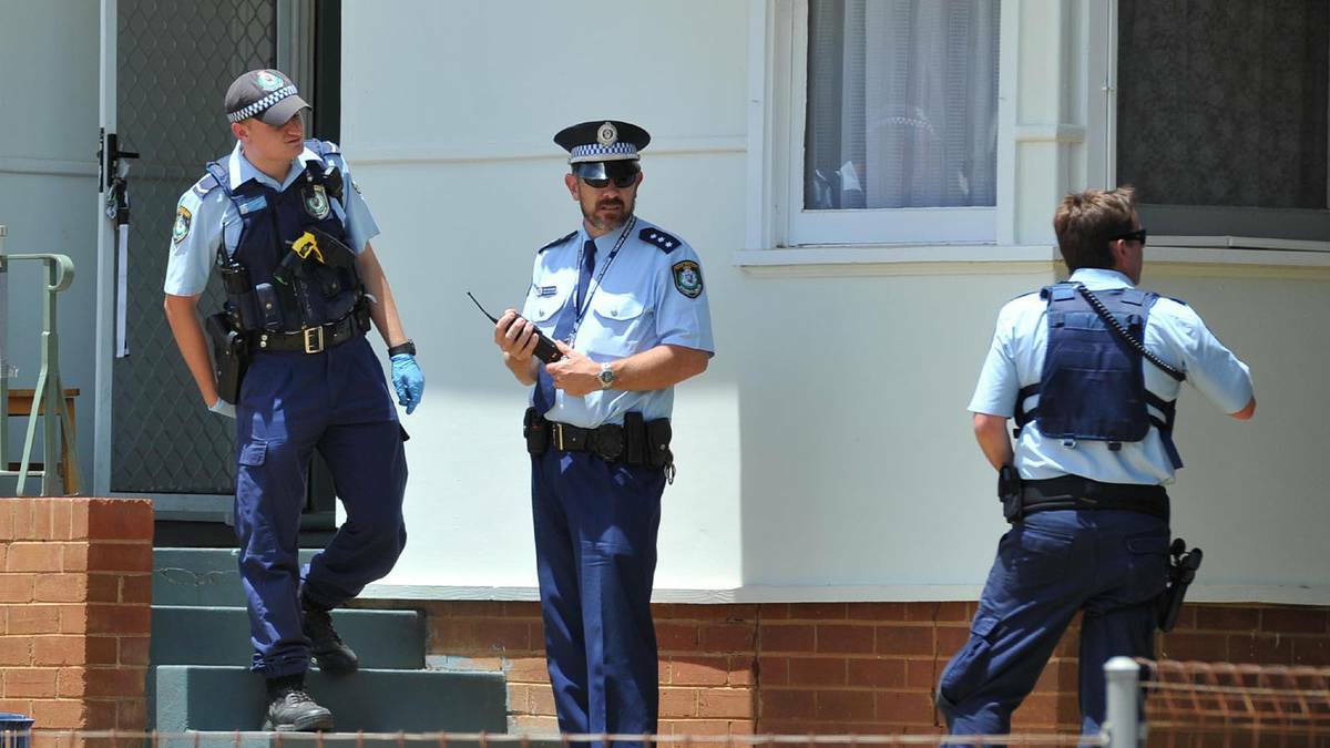DAILY ADVERTISER (Wagga Wagga) - Police at a house in Mount Austin on Saturday, where they were negoitating with a woman armed with a knife. Picture: Michael Frogley