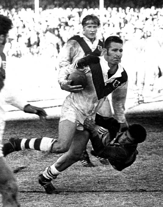 South Sydney Caption Bobby Grant tries to stop Graeme Langlands at the SCG. Picture: Fairfax Photo Library.

