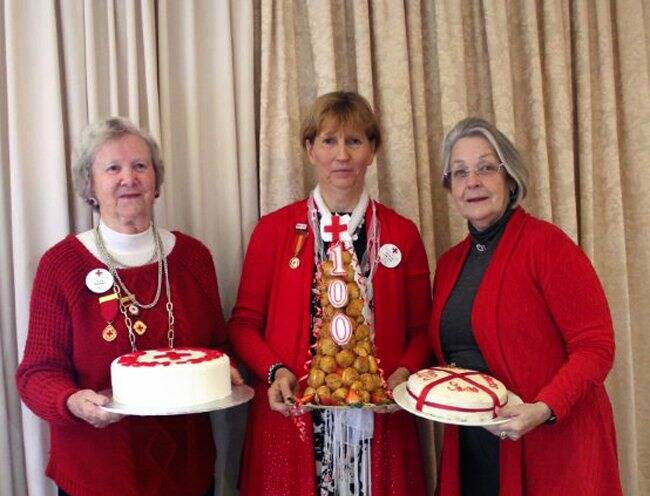 Pictured are Ailsa Squires, Meg Lawther and Sonia Fenton at the cake-decorating contest.
