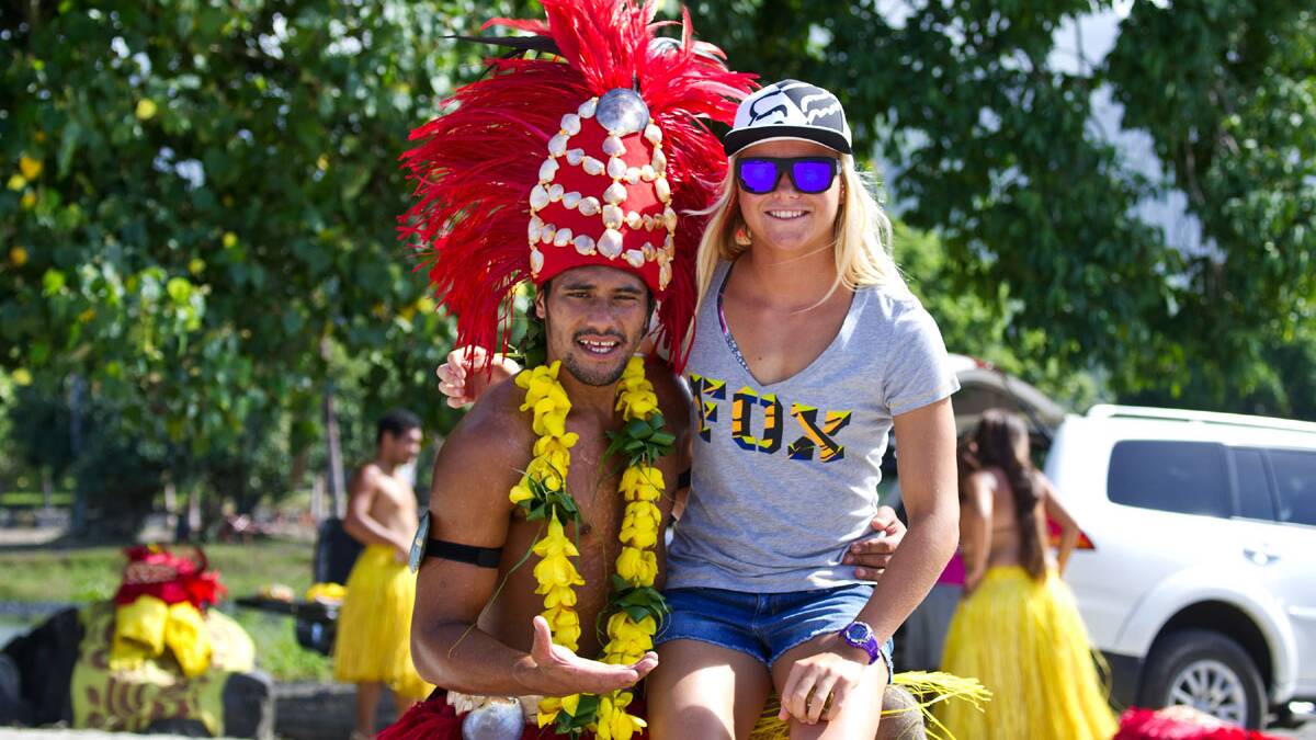 Keely Andrew (Sunshine Coast, QLD/AUS) with a Tahitian dancer at the Papara Pro Surf Festival Opening Ceremony Picture ASP/Will H-S