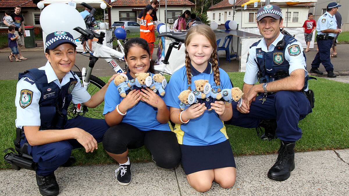 Sen Sgt Tina Davies and Const Graeme Lovett with West Bexleygirl guides Nikita and Lexxie.Picture : Lisa McMahon.
