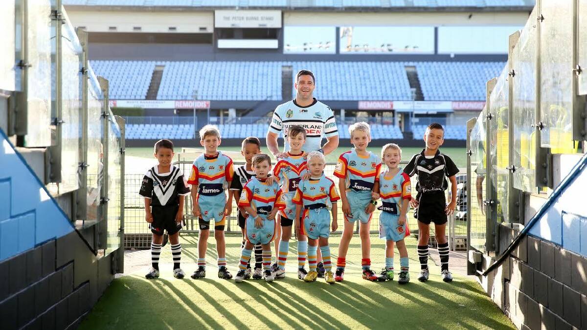 Recognising future stars: Sharks fullback Michael Gordon with Cronulla-Sutherland Junior Rugby League players Jake Tomkins, Taj Weaver, Brady Tomkins, Cruz Weaver, Jarvis Weaver, Zumar Weaver, Kalan Hoban, Jayden Hoban and Riley Tomkins. Picture: Grant Trouville, NRL Photos