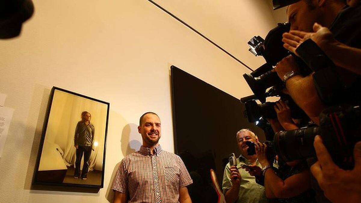 2010 - Archibald prize winner Sam Leach with his portrait of Tim Minchin. Photo: Anthony Johnson