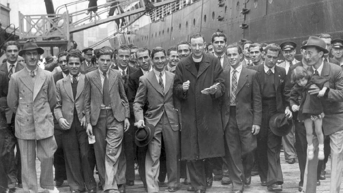 Italian migrants arriving by ship into Sydney, 1950s.