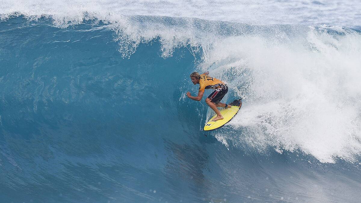 2016 World Champion and Title Contender John John Florence locks into a Backdoor barrel in Round 1 Heat 6 and advances in first to avoid elimination Round 2 of the Billabong Pipe Masters. Picture: WSL / Poullenot