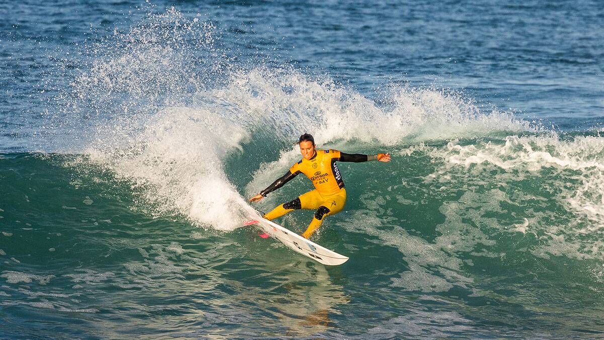 Sally Fitz into the quarters at JBay-looks good in yellow Picture Tostee/WSL