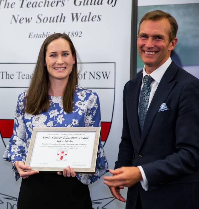 Allyse Miskle receive her award from Education Minister Rob Stokes. 