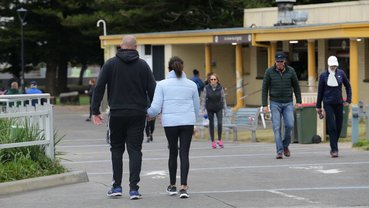Doing the right thing on the Esplanade at Cronulla during lockdown. Picture: John Veage