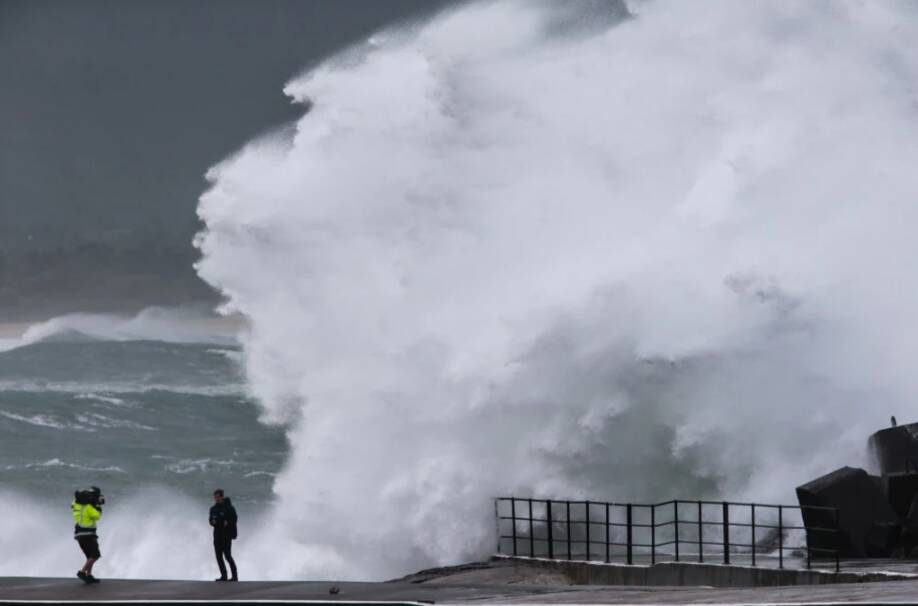 Waves crash over the Wollongong breakwall in November 2015 in Similar weather event expected this week. Picture: Adam McLean