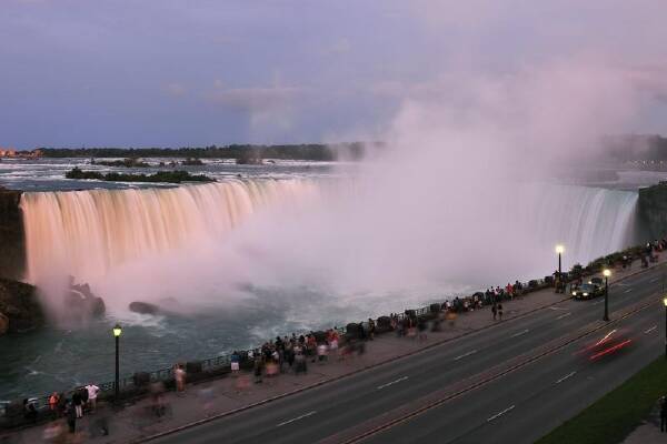 Horseshoe Falls in Niagara Falls, Canada, could be a Commonwealth Games' beach volleyball backdrop. (EPA PHOTO)
