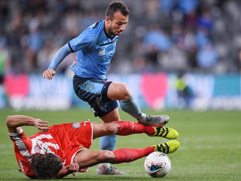 Striker Adam Le Fondre is on his way back to rejoin Sydney FC in their A-League title push.