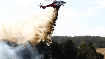 A helicopter fights a spot fire outside Beaufort, Victoria. (Con Chronis/AAP PHOTOS)