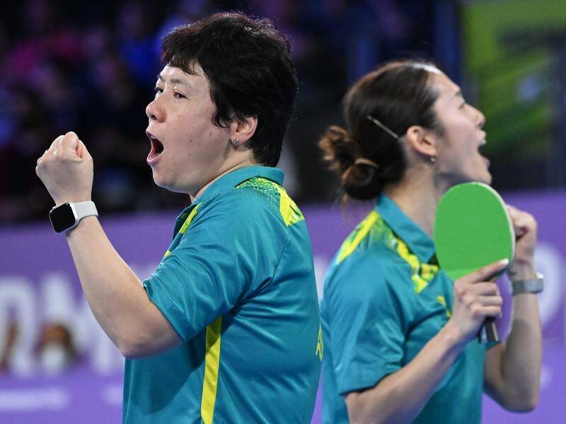 Jian Fang Lay (l) led Australia to bronze in the women's team event at the Commonwealth Games. (Dean Lewins/AAP PHOTOS)