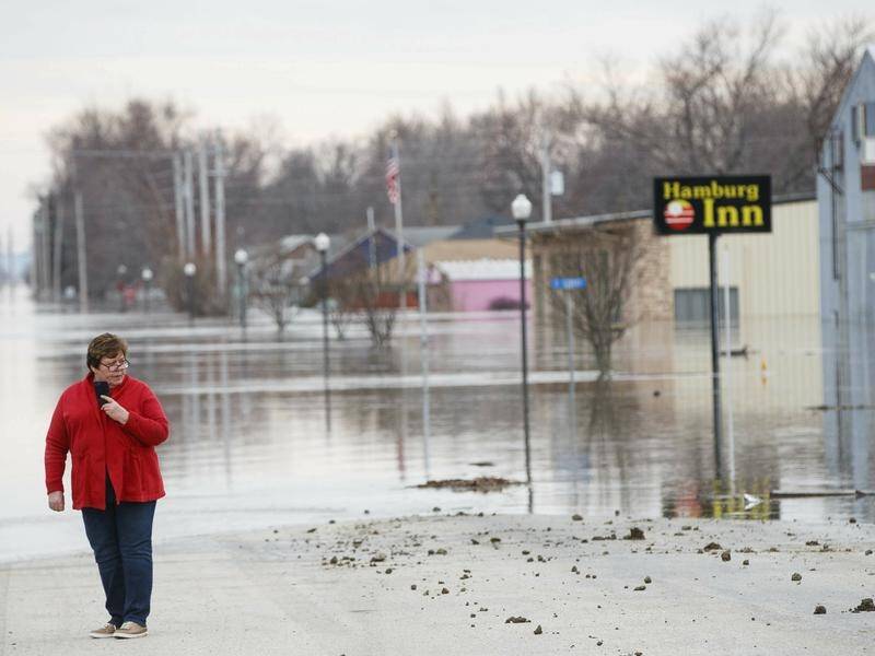 Hundreds of homes have been flooded in several Midwestern US states after rivers breached levees.