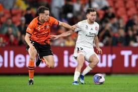 Brisbane Roar and Western Sydney defied terrible conditions to battle out a thrilling 2-2 ALM draw. (Zain Mohammed/AAP PHOTOS)