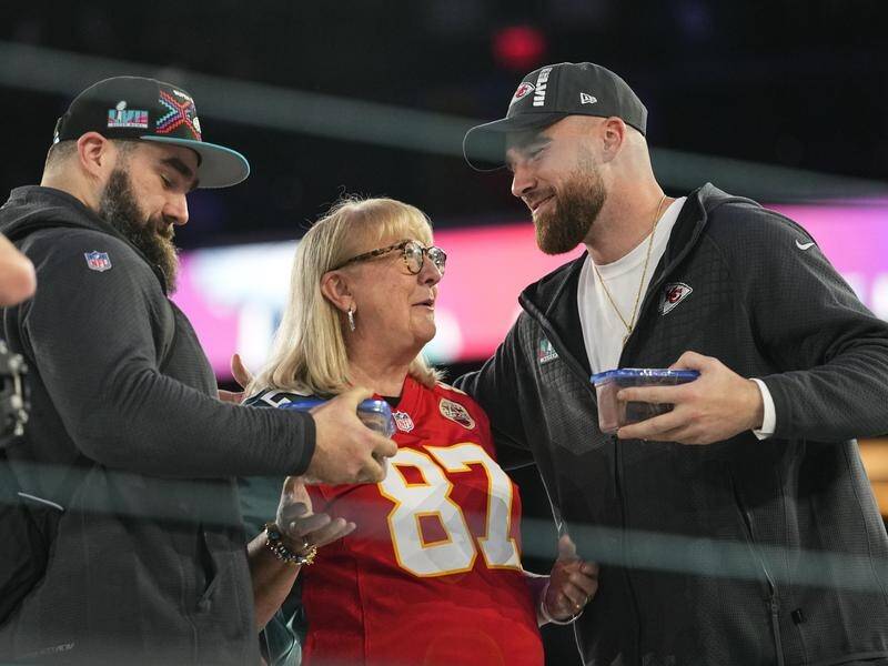 Staley gets star treatment in Philly for NLCS, meets Kelce brothers