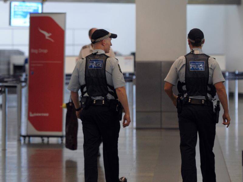 A parliamentary committee has recommended police be given expanded powers at Australian airports.