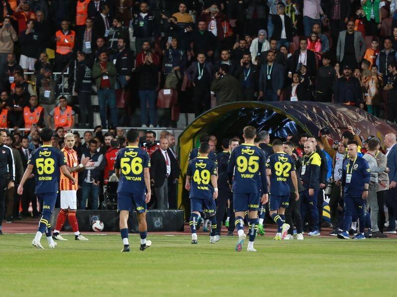 Fenerbahce's players exit the pitch after one minute 49 seconds of the Turkish Super Cup final. (EPA PHOTO)